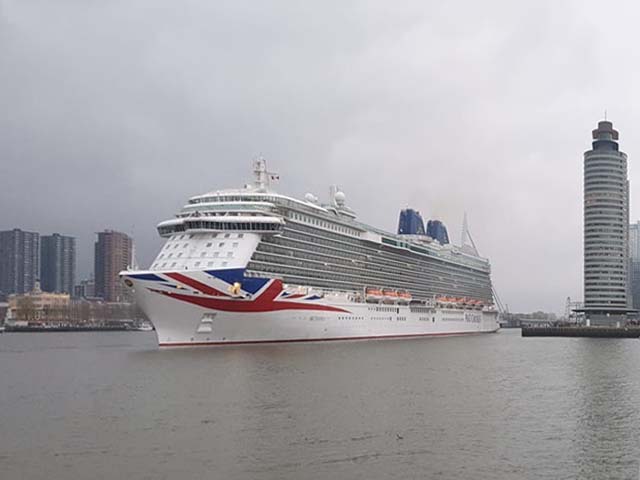 Cruiseschip ms Britannia van P&O aan de Cruise Terminal Rotterdam